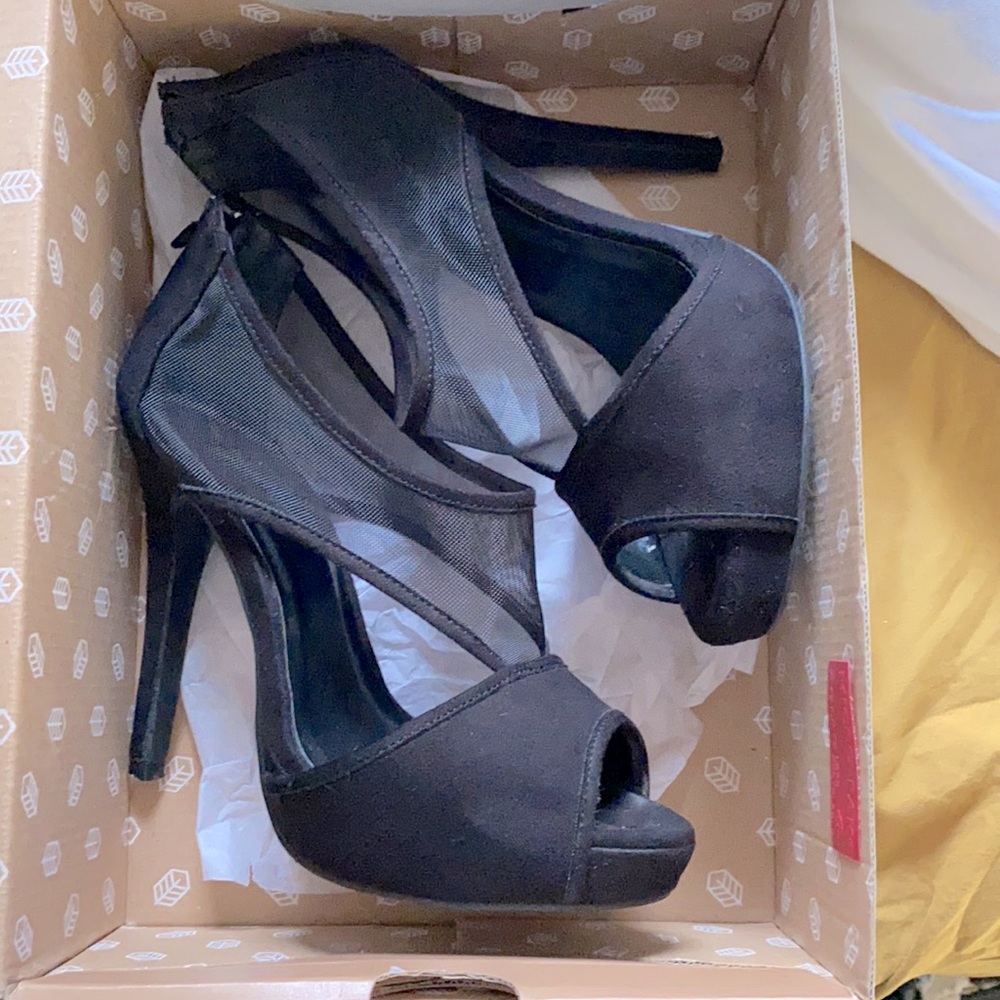 Black 8.5 suede/ mesh pumps
